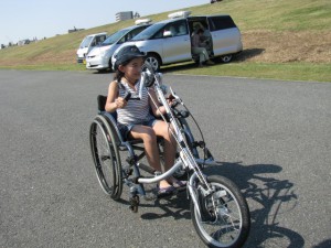 （写真）ハンドサイクルに乗る女の子