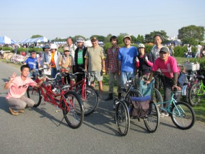 （写真）終了後、並べた自転車の後ろに立って、スタッフみんなで記念撮影