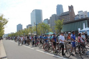 （写真）アピール走行スタート前でたくさんの自転車が並んで待っているところ