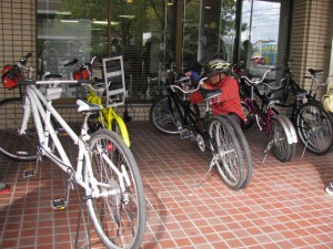 （写真）タンデム自転車を並べて準備しているところ。走行前のチェックは大切です。