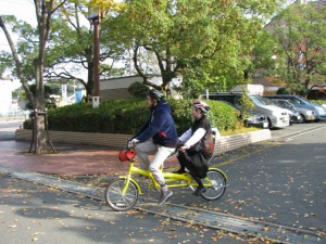 （写真）後ろは89歳ではじめて自転車に乗った女性です