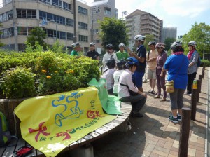（写真）大野川緑陰道路の足つぼ広場。手前に大阪でタンデム自転車を楽しむ会とサイクルボランティアジャパンの旗が見えます。