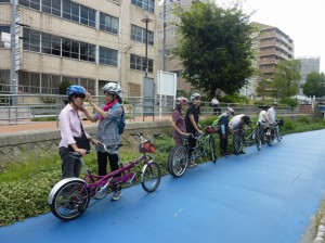 （写真）大野川緑陰道路の自転車専用道路で、ヘルメットの準備などをしています。