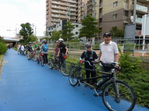 （写真）タンデム自転車が並んでいます。出発を待つ参加者たち