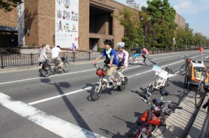 （写真）試乗ゾーンでタンデム自転車に試乗する参加者