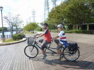（写真）タンデム自転車に乗る少年２人