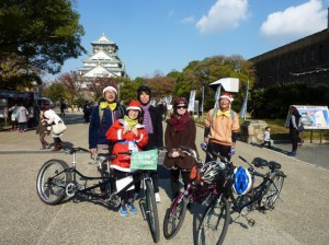 （写真）大阪城天守閣の前で運転手、お客様、自転車ともども記念撮影