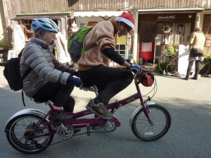（写真）自転車に初めて乗る83歳の女性も楽しそう