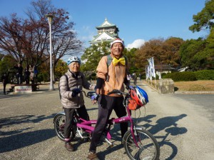 （写真）大阪城天守閣の前で記念撮影