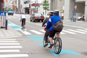 （写真）本町通の自転車レーンを走るタンデム自転車