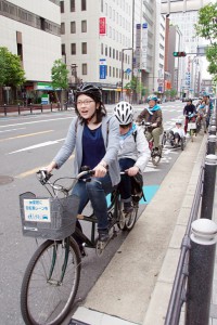 （写真）本町通の自転車レーンを走るタンデム自転車