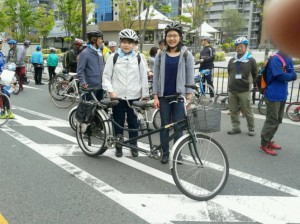 （写真）出発前にタンデム自転車と一緒に記念撮影する参加者