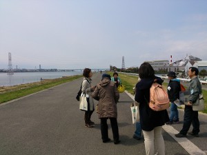 淀川の堤防から福漁港を臨む。右は淀川製鋼。
