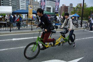 （写真）３人乗りのタンデム自転車。でも乗っているのは２人です。
