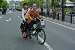 （写真）試乗コースでタンデム自転車を楽しむ人たち