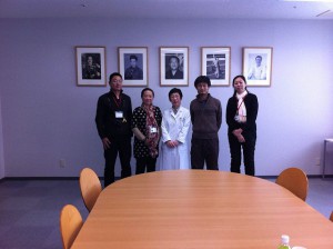 青島医師と歴代の院長先生の写真とともに。