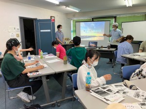 越山ゼミの学生の前で、スライドを使って多田さんから「海より低い西淀川」のお話
