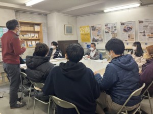 資料館にて、事務局長の藤江が「西淀川公害やあおぞら財団の活動」について学生に解説しています。